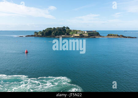 Vista di Drake's Island dalla parte posteriore di Brittany Ferries traghetti in partenza per Plymouth Brittany Foto Stock