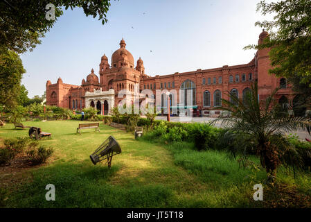 L'Ufficio Generale delle Poste è il principale ufficio postale di Lahore, Pakistan. Foto Stock