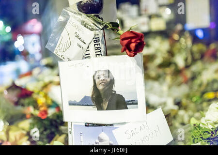 Foto di una donna vittima con una rosa. Spontaneo in omaggio alle vittime degli attentati terroristici a Parigi il 13 novembre 2015. Foto Stock