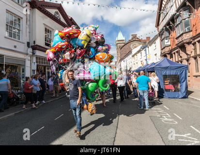 L'uomo vendita di palloncini in strada presso il Food Festival di Abergavenny, Wales, Regno Unito Foto Stock