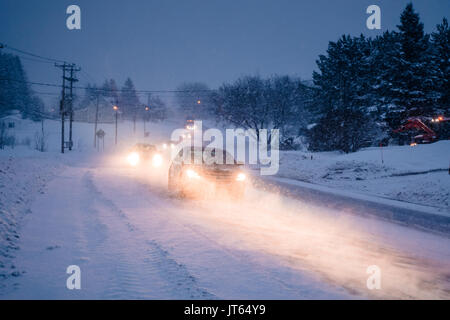 La bufera di neve sulla strada durante un freddo inverno sera in Gaspe, Quebec, Canada Foto Stock