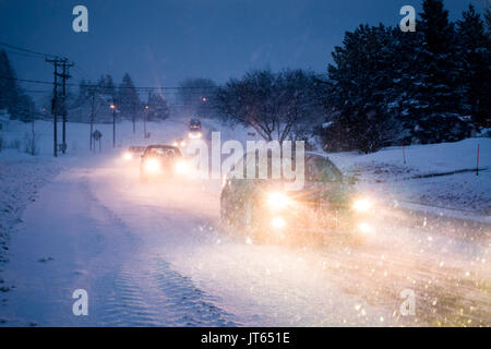 La bufera di neve sulla strada durante un freddo inverno sera in Gaspe, Quebec, Canada Foto Stock