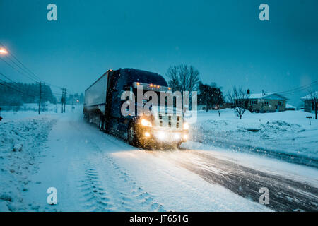La bufera di neve sulla strada durante un freddo inverno sera in Gaspe, Quebec, Canada Foto Stock
