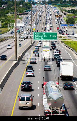 18 giugno 2015 a Toronto in Canada. 401 King's Highway è uno dei più grandi Speedway nel mondo. Vista da un cavalcavia con Toronto City in background. Foto Stock