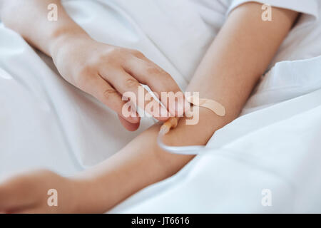 In prossimità di una mano di pazienti con un catetere Foto Stock