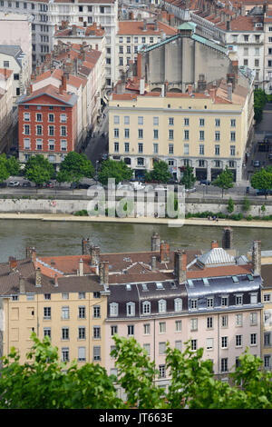 Lione (sud-est della Francia): real estate, gli edifici lungo i quais de Saone passerella. Facciate di edifici lungo la 'Quai des Celestin' passerella dal ri Foto Stock