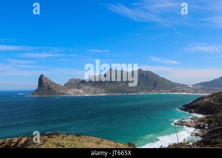 Vista di Hout Bay dal punto di vedetta sulla Chapman's Peak di Città del Capo in Sud Africa Foto Stock