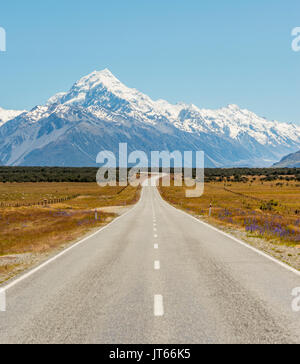 Strada con vista di Mount Cook, montagne innevate, parco nazionale di Mount Cook Alpi del sud, Canterbury, Isola del Sud, Nuova Zelanda Foto Stock
