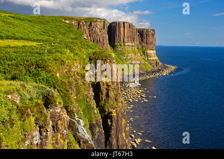 Scozia: Kilt Rock Cliffs nell'Isola di Skye, Ebridi Interne arcipelago. Foto Stock