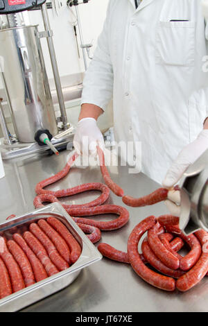 Prodotti della fattoria elaborazione: preparazione della salsiccia merguez in una fattoria Foto Stock