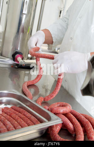 Prodotti della fattoria elaborazione: preparazione della salsiccia merguez in una fattoria Foto Stock