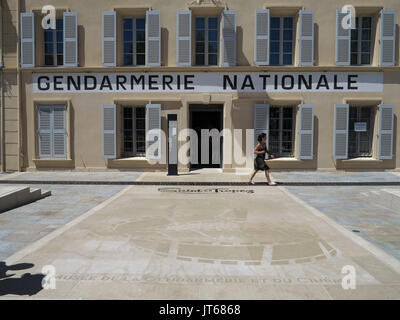 Saint Tropez (sud-est della Francia): la famosa stazione di polizia ("gendarmerie') in luogo Blanqui, dove 'Le gendarme de Saint Tropez' dotate di Luigi d Foto Stock