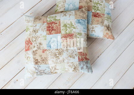 Cordialitá, arte, ornamento concetto. pare di veramente molto morbidi cuscini pillowslips interno realizzato in stile patchwork con pattern di incantevole cucita da varie pezze di tessuto raso Foto Stock