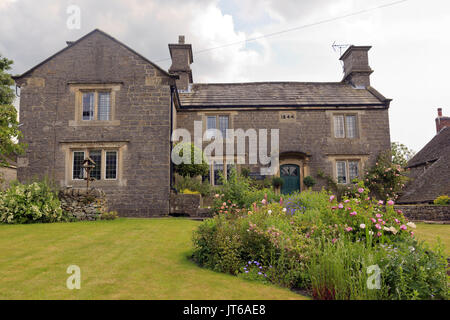 Grande casa vittoriana nel villaggio Tissington, Derbyshire Foto Stock