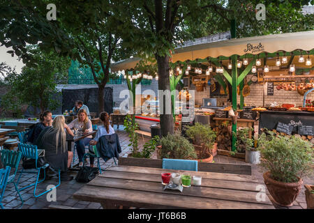 Il bar e il ristorante nel castello di Buda district, la Collina del Castello, Budapest, Ungheria Foto Stock