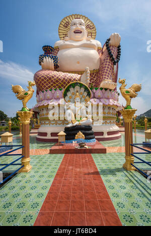 Gigantesca statua del Grande Buddha felice, Wat Plai Laem Tempio Suwannaram Ban Bo Phut, Koh Samui, Thailandia Foto Stock