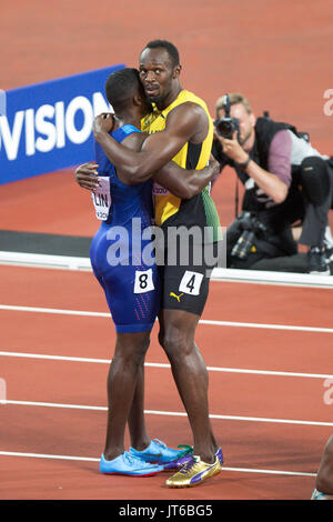 Londra, Inghilterra - 05 agosto: Usain Bolt e Justin Gatlin (blu in alto) dopo gli Uomini 100m finale durante il giorno due del XVII IAAF mondiale di atletica Londra 2017 presso il London Stadium il 5 agosto 2017 a Londra, Regno Unito.Justin Gatlin degli Stati Uniti ha vinto la gara. Foto Stock