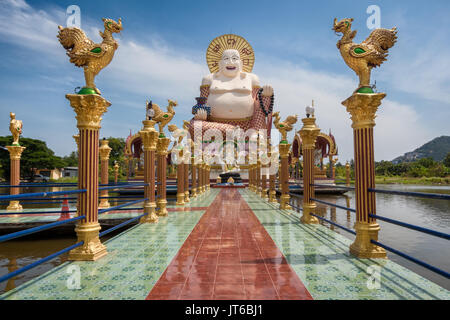 Gigantesca statua del Grande Buddha felice, Wat Plai Laem Tempio Suwannaram Ban Bo Phut, Koh Samui, Thailandia Foto Stock