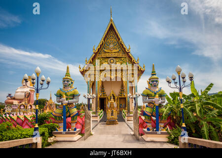 Giant custodi all ingresso della pagoda buddista, Wat Plai Laem Tempio Suwannaram Ban Bo Phut, Koh Samui, Thailandia Foto Stock