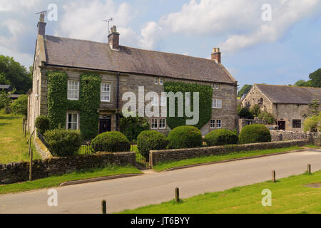 Città Capo Casale in villaggio Tissington, Derbyshire Foto Stock