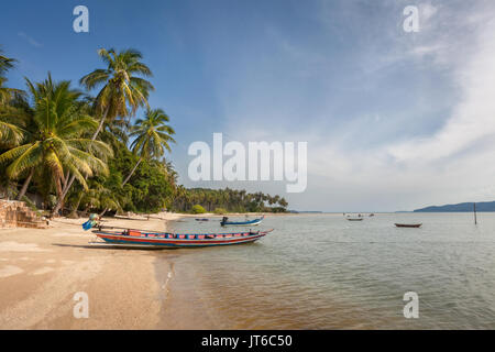Thai barche da pesca ormeggiate a Thong Krut Beach, Koh Samui, Thailandia Foto Stock