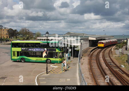 Una soleggiata vista orizzontale della stazione degli autobus e dei treni a Ryde sull isola di Wight mostra isola la linea di treno e Vectis Meridionale BUS Foto Stock