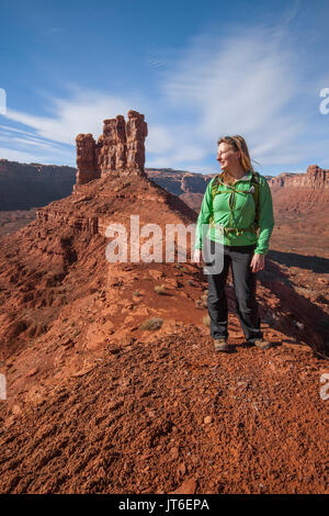 Una femmina di escursioni nel deserto area della Valle degli Dèi con il suo cane. Foto Stock