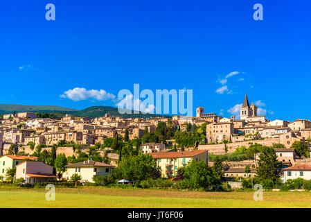 Vista panoramica del medievale e bellissima città italiana di Spello in Umbria Foto Stock