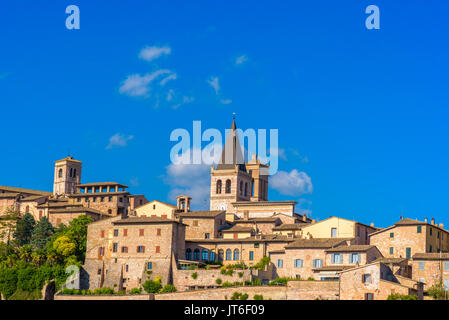 Vista panoramica del medievale e bellissima città italiana di Spello in Umbria Foto Stock