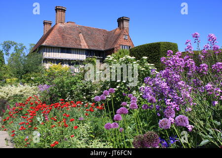 Un colorato paesaggio soleggiata vista del famoso Great Dixter House e Giardini in EAST SUSSEX, Regno Unito Foto Stock