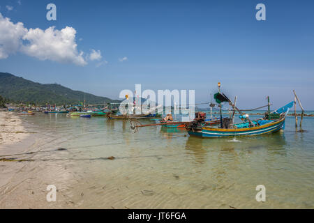 Thai barche da pesca mooored a Hua Thanon Beach, Koh Samui, Thailandia Foto Stock