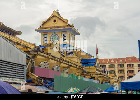 Edificio storico del Mercato di Binh Tay, nel quartiere di Cholon di Saigon, Vietnam Foto Stock