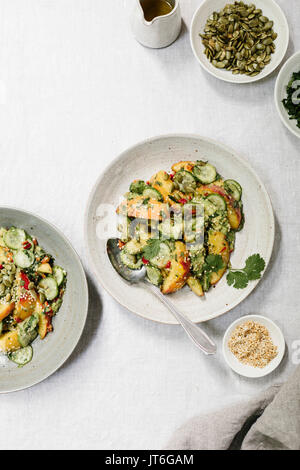 Pesca fresca insalata di avocado Foto Stock