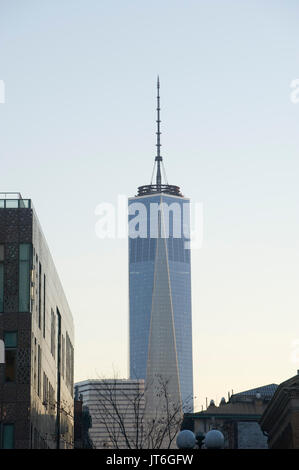 Distante shot di One World Trade Center, noto anche come 1 World Trade Center, 1 WTC o Freedom Tower Foto Stock