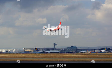 Francoforte, Germania - Febbraio 28th, 2015: Boeing 737 Next Gen - MSN 36117 - D-ABLD di Air Berlin pista di avvicinamento all'Aeroporto Internazionale di Francoforte Francoforte con cielo molto nuvoloso in background Foto Stock