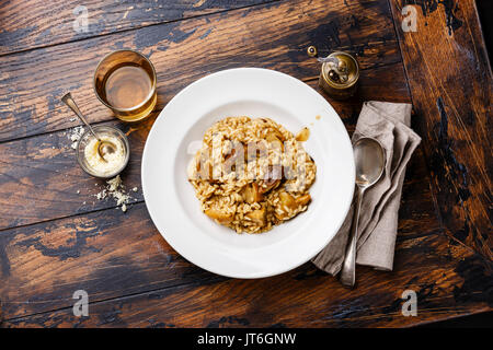 Risotto con funghi porcini su piastra su legno sfondo tabella Foto Stock
