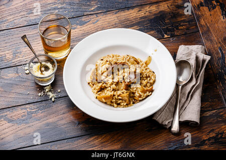 Risotto con funghi porcini su piastra su legno sfondo tabella Foto Stock