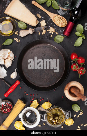 Il cibo italiano sfondo, cibo sano concetto o gli ingredienti per cucinare il pesto su un sfondo vintage vista superiore con spazio di copia Foto Stock