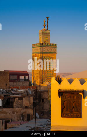 La Medersa Bou Inania minareto al tramonto, Souk Medina di Fez, Fes el Bali. Il Marocco, Maghreb Nord Africa Foto Stock