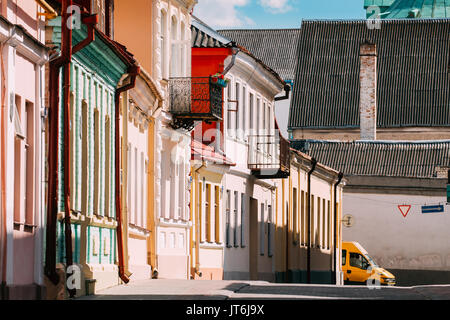 Grodno, Bielorussia. Facciate delle vecchie case tradizionali edifici nella soleggiata giornata estiva in Hrodna, Bielorussia Foto Stock