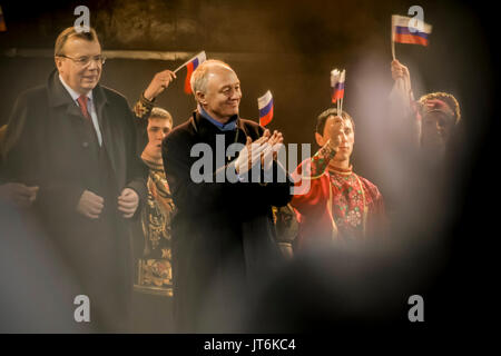 Ken Livingstone MP (C) e Yury Fedotov (L) l'ambasciatore russo in Gran Bretagna, a partecipare alla quarta edizione dell'inverno russo Festival in Trafalgar Square, Londra, Regno Unito. Foto Stock