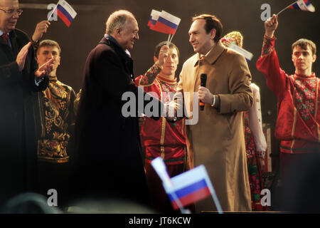 Ken Livingstone MP (L) saluta Vyaceslav Nikonov (R), Direttore Generale di Russkiy Mir al quarto Annual inverno russo Festival in Trafalgar Square, Londra, Regno Unito. Foto Stock