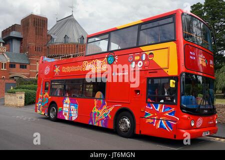 Stratford-upon-Avon, Regno Unito - 21 Luglio 2017: Open Top double decker bus per prendere i turisti in un tour della città con la Swan Theatre in backgr Foto Stock