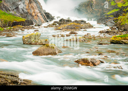 Bella cascata nella Valle delle Cascate in Norvegia. Cascate Husedalen erano una serie di quattro cascate giganti nel sud fiordo. Foto Stock