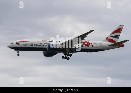 Un British Airways Boeing 777-200 ER indossando un grande Festival della Creatività speciale livrea atterra all'Aeroporto di Londra Heathrow Foto Stock