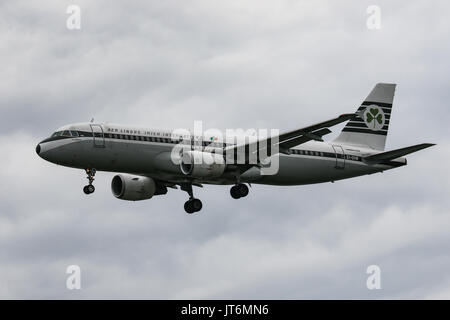 Un Aer Lingus Airbus A320 ,indossando una speciale livrea rétro, atterra all'Aeroporto di Londra Heathrow Foto Stock