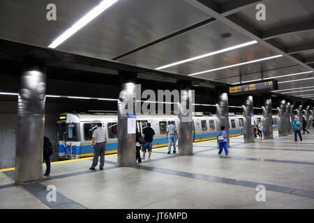 La gente sulla stazione metropolitana la piattaforma a Maverick sulla linea blu Boston Massachusetts Foto Stock