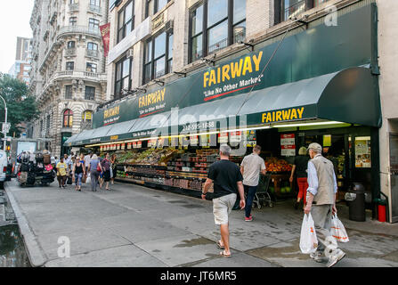 La gente a piedi dal supermercato Fairway su Broadway. Foto Stock