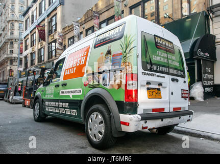 Consegna Fairway van è parcheggiata da un supermercato situato su Broadway. Foto Stock