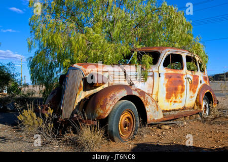 Rusty vecchia auto lasciato fuori in condizioni atmosferiche Broken Hill Nuovo Galles del Sud Australia Foto Stock